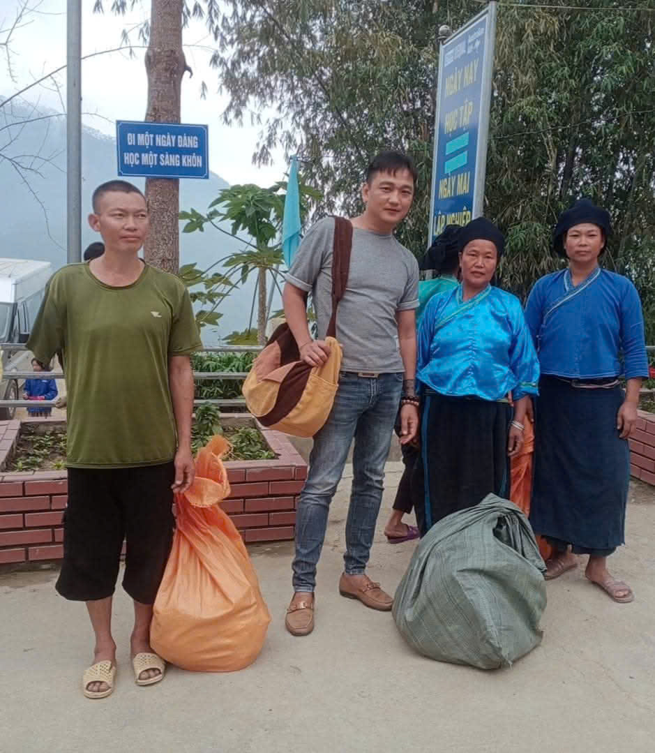 Nhà thơ Thanh Bi trong một lần đi từ thiện